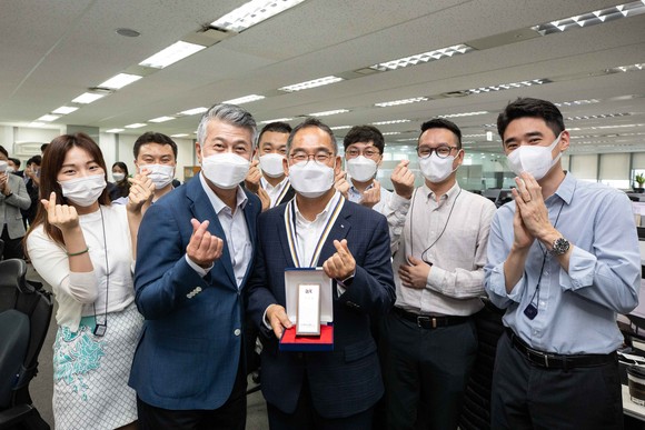장세욱 동국제강 부회장(가운데 왼쪽)과 25년 장기근속상을 수상한 김의진 봉형강원료구매팀장(가운데)이 7일 본사에서 열린 창립 67주년 행사에서 팀원들과 함께 기념사진을 촬영하고 있다. ⓒ 동국제강