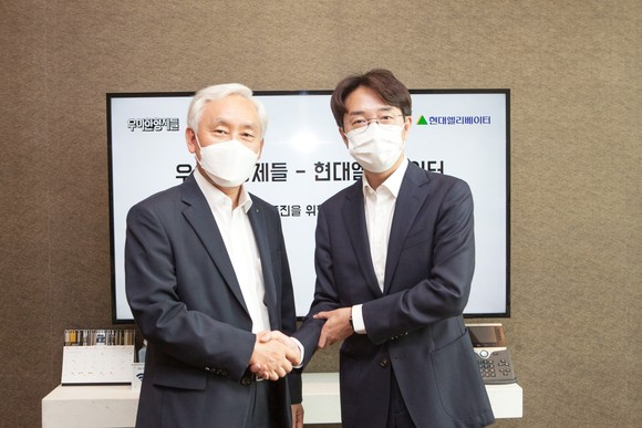송승봉 현대엘리베이터 대표이사(왼쪽)와 김범준 우아한형제들 대표이사가 9일 엘리베이터와 로봇을 연동한 제품·서비스 개발 협력 강화에 합의 후 기념사진을 찍고 있다. ⓒ 현대엘리베이터