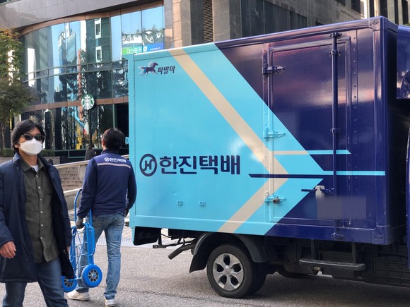 한진택배 차량이 서울 한 골목에 주차된 모습. =이수영 기자