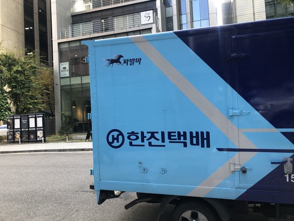 서울 여의도동 한 골목에 주차된 한진택배 차량. =이수영 기자