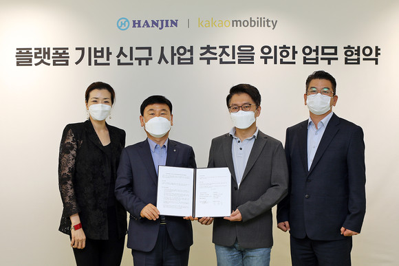 (왼쪽부터)조현민 한진 미래성장전략 및 마케팅 총괄 부사장과 노삼석 대표이사, 류긍선 카카오모빌리티 대표이사, 안규진 사업부문총괄 부사장이 플랫폼 기반 신규 사업 추진을 위한 업무협약을 맺고 기념사진을 촬영하고 있다. ⓒ 한진