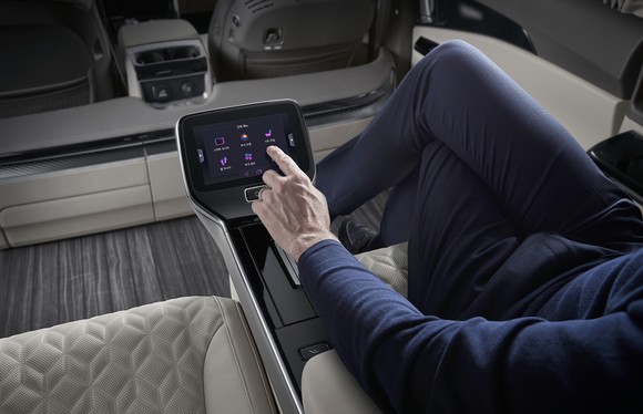 후석 시트 사이에 위치한 7인치 터치식 통합 컨트롤러. ⓒ 기아