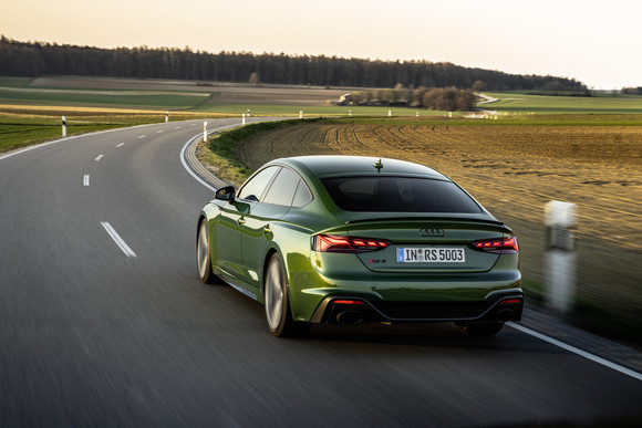 아우디 RS 5 스포트백은 초고성능 주행을 위한 강력한 퍼포먼스와 역동성을 갖춘 모델이다. ⓒ 아우디 코리아