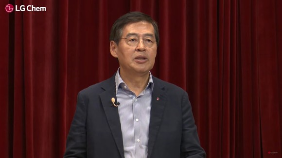 신학철 LG화학 부회장이 14일 온라인 기자간담회에서 향후 사업전략에 대해 발표하는 모습. = LG화학 간담회 캡쳐