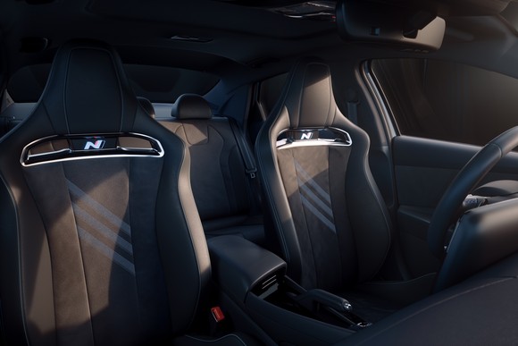 N 시트는 측면 볼스터 부분을 강화해 급격한 코너링 중 상·하체를 굳건히 지지해 항시 안정적인 운전자세를 유지할 수 있게 해준다. ⓒ 현대자동차