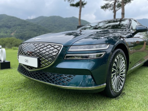 그릴은 공기역학적 효율을 고려한 전기차 전용 G-Matrix 패턴으로 제네시스 고유의 전기차 이미지를 구현했다. 그릴 상단에 위치한 충전구는 닫았을 때 충전구의 경계가 드러나지 않아 그릴의 일부처럼 보인다. = 노병우 기자