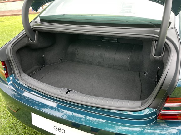 G80 전동화 모델은 모터가 트렁크 공간 일부를 차지한다. = 노병우 기자