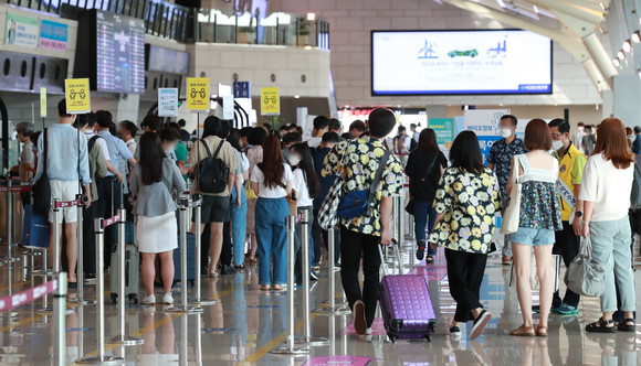 국내선 이용객들이 15일 오전 서울 강서구 김포공항 국내선 출발장에서 대기하는 모습. ⓒ 연합뉴스