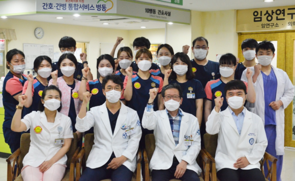 부산 온종합병원 통합소화기센터 의료진들이 국내 최고령 담낭암 환자 수술을 성공적으로 마친 후 기념촬영을 하고 있다. ⓒ 온종합병원.