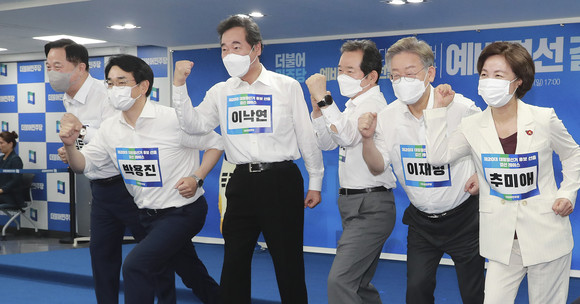 지난 11일 오후 더불어민주당 제20대 대통령선거 예비경선 개표식에서 경선 후보로 선출된 추미애(오른쪽부터), 이재명, 정세균, 이낙연, 박용진, 김두관 후보가 기념촬영을 하고 있다. ⓒ 연합뉴스