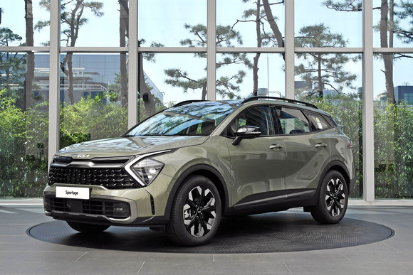 블랙 컬러의 하이테크적 패턴을 적용한 타이거 노즈 대형 라디에이터 그릴이 시선을 사로잡는다. ⓒ 기아