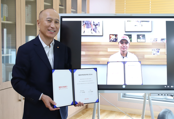 웰컴저축은행이 이형준 프로골프 선수와 비대면으로 메인 스폰서 후원 계약을 체결했다. ⓒ 웰컴저축은행