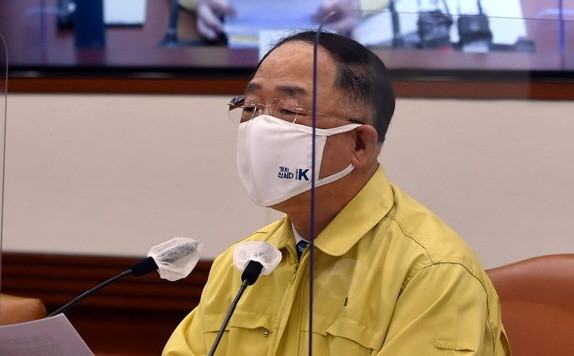 홍남기 경제부총리가 22일 정부서울청사에서 열린 비상경제 중앙대책본부 회의를 주재하고 있다. ⓒ 연합뉴스