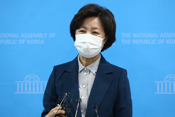 더불어민주당 대권주자인 추미애 전 법무부 장관이 23일 국회 소통관에서 1호 공약인 '지대개혁' 발표 기자회견 후 취재진 질문에 답하고 있다. ⓒ 연합뉴스