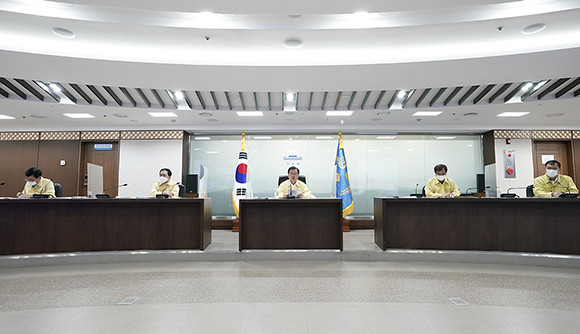 중앙재난안전대책본부 회의에서 △정은경 질병관리청장 '코로나19 상황분석 및 전망' △권덕철 보건복지부 장관 '코로나19 방역 점검 및 의료대응 계획' △전해철 행정안전부 장관 '정부합동 특별방역점검 현황 및 실효성 강화방안' △문성혁 해양수산부 장관 '휴가지역 특별방역점검 진행상황' 등에 대한 보고가 있었고, △박남춘 인천시장 △박형준 부산시장 △허태정 대전시장은 각각 지역 상황을, 최문순 강원도지사는 휴가지역 상황을 보고하면서 건의 사항을 제안했다. ⓒ 청와대