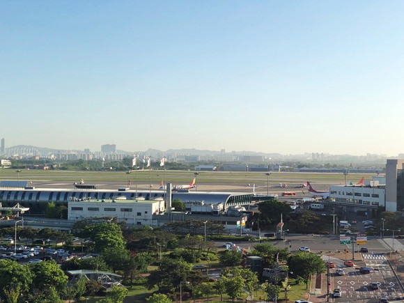 맞은 편에서 바라본 서울 강서 김포공항 전경. =이수영 기자