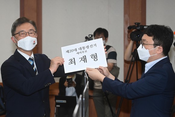 국민의힘 대권 주자인 최재형 전 감사원장이 26일 경기 과천시 중앙선거관리위원회에서 제20대 대통령선거 예비후보 등록을 하고 있다. ⓒ 국회사진기자단