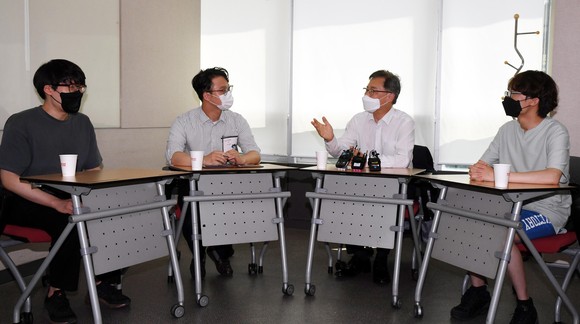 국민의힘 대권주자인 최재형 전 감사원장이 26일 서울 서대문구 연세로에 있는 토즈 신촌본점에서 취준생, 알바생, 복학생 등 청년당원과의 대화를 갖고 있다. ⓒ 국회사진기자단