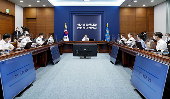 문 대통령은 수석보좌관회의에서 "통과된 민생법안들이 차질없이 시행되고 현장에서 안착될 수 있도록 최선을 다해 달라"고 당부했다. ⓒ 청와대