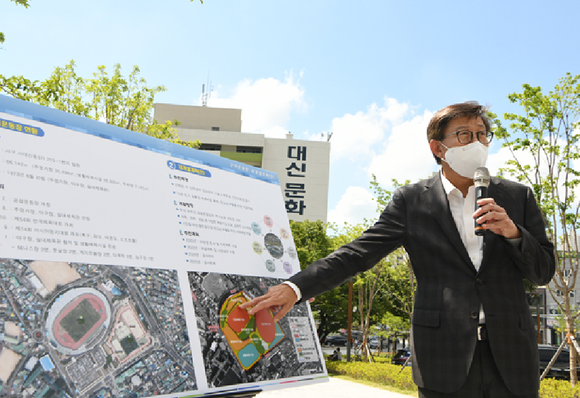 박형준 시장이 부산 서구를 찾아 자신의 공약인 '15분 도시' 조성에 관해 설명하고 있다.ⓒ 부산시