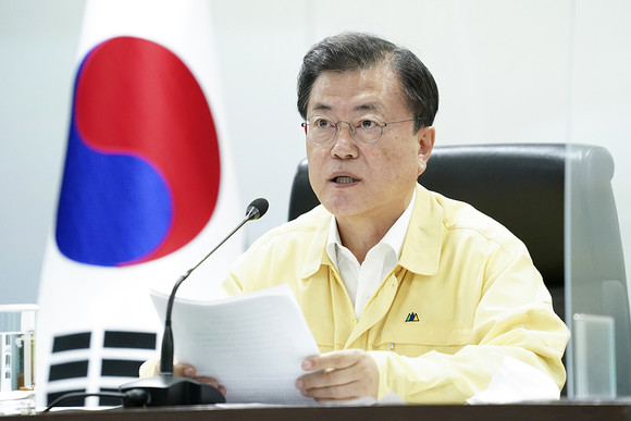 문 대통령은 민생경제장관회의에서 "방역이 어려워질수록 더욱 민생을 살펴야 한다"며 "경제부총리를 중심으로 모든 경제부처들이 각오를 새롭게 다져 달라"고 당부했다. ⓒ 청와대