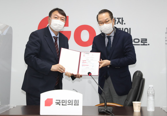 윤석열 대선 예비후보가 30일 오후 여의도 국민의힘 당사를 찾아 대외협력위원장인 권영세 의원에게 입당원서를 제출하고 있다. ⓒ 연합뉴스