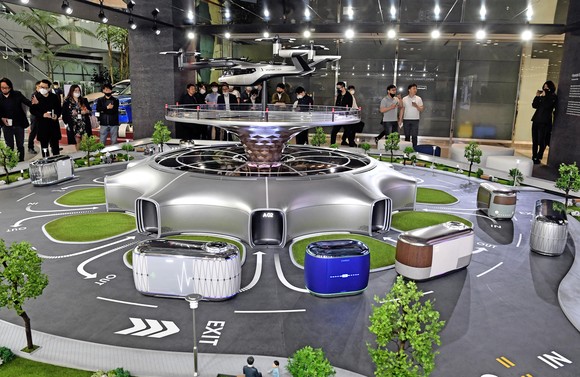 현대차그룹은 도심 항공 모빌리티인 UAM 개발에도 속도를 내고 있다. 지난 2020년 CES에서 처음으로 하늘을 통로로 활용해 이동시간을 혁신적으로 단축할 수 있는 신개념 모빌리티 비전을 공개했다. ⓒ 현대자동차그룹