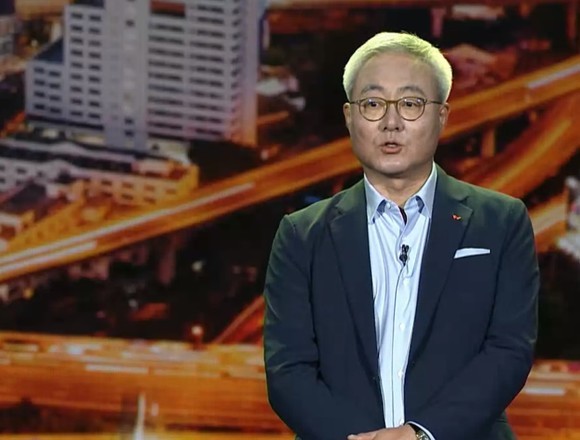 김준 SK이노베이션 총괄 사장이 지난달 1일 여의도 콘래드서울에서 열린 스토리데이 행사에서 향후 사업 방향에 대해 설명하고 있다. =이수영 기자.jpg