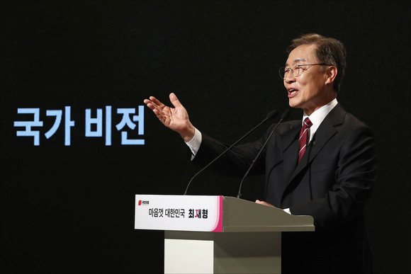 국민의힘 대선 예비후보인 최재형 전 감사원장이 4일 오후 경기도 파주 미라클스튜디오에서 대선 출마선언을 하고 있다. ⓒ 국회사진기자단