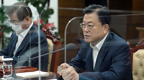 문 대통령은 군 주요지휘관 보고에서 "신뢰받는 군으로 거듭나길 바란다"고 당부했다. ⓒ 청와대