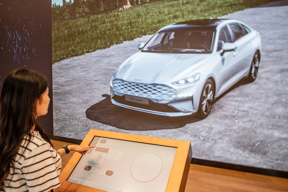 3D 컨피규레이터를 통해 차량을 3D 이미지로 체험하고 있는 고객의 모습. ⓒ 기아