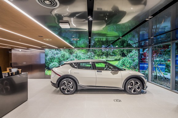 인터랙티브 그라운드에 전시된 EV6. ⓒ 기아