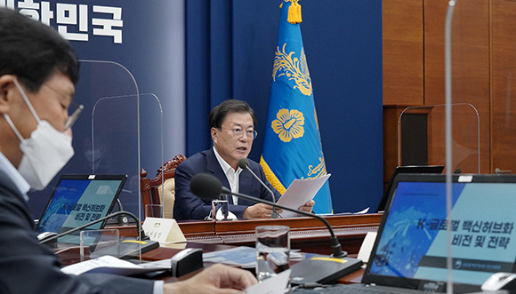 문 대통령은 "끝이 잘 보이지 않는 코로나와의 전쟁에서 가장 효과적인 방어수단이 백신"이라며 "백신은 코로나로부터 인류의 생명과 안전을 지켜 주는 핵심 역할을 하고 있다"고 말했다. ⓒ 청와대