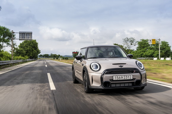 MINI 3-도어는 한국에서의 MINI 인기를 이끄는 모델 중 하나다. ⓒ MINI 코리아