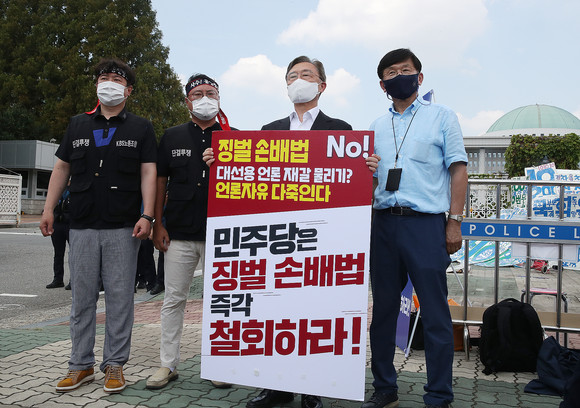 국민의힘 대선 주자인 최재형 전 감사원장이 10일 서울 여의도 국회 앞에서 허위·조작 보도에 징벌적 손해배상 적용을 내용으로 하는 언론중재 및 피해구제 등에 관한 법률(언론중재법) 개정안 반대 릴레이 시위 현장을 방문 한 뒤 기자들의 질문에 답하고 있다. ⓒ 연합뉴스
