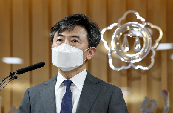 이현주 특별검사가 10일 오후 서울 서초구 서울변호사회에서 4·16 세월호 참사 증거자료의 조작·편집 의혹 사건 진상규명을 위한 수사 결과를 발표하고 있다. ⓒ 연합뉴스