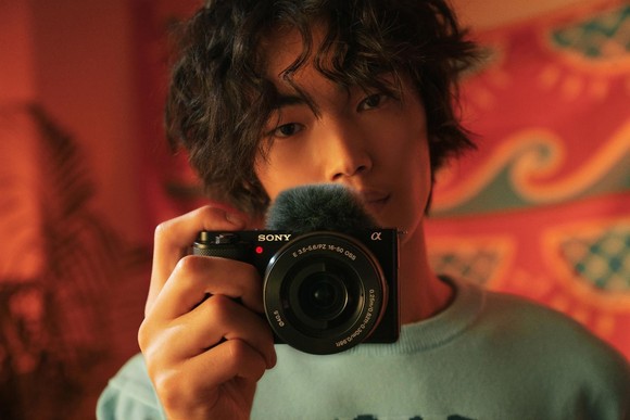 ZV-E10은 343g의 가벼운 무게와 콤팩트한 사이즈에 2420만화소의 이미지 센서 및 렌즈 교환을 지원하는 데일리 브이로그 카메라다. ⓒ 소니코리아