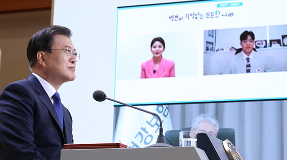 문재인 대통령은 12일 청와대에서 '건강보험 보장성 강화대책 4주년 성과보고대회'에 참석했다. ⓒ 연합뉴스