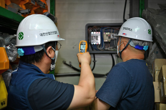 현대모비스와 대한산업안전협회 안전전문가가 경기 고양시에 위치한 대리점의 시설물을 점검하고 있다. ⓒ 현대모비스