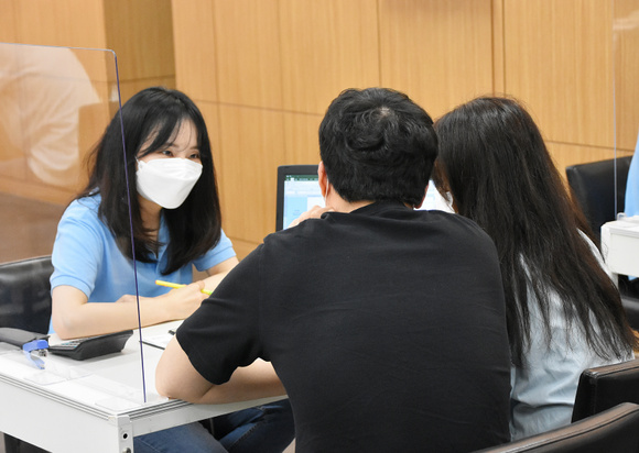 팜투어가 연중 진행하는 신혼여행박람회에서 한 예비신혼부부가 상담 하고 있다. ⓒ 프라임경제