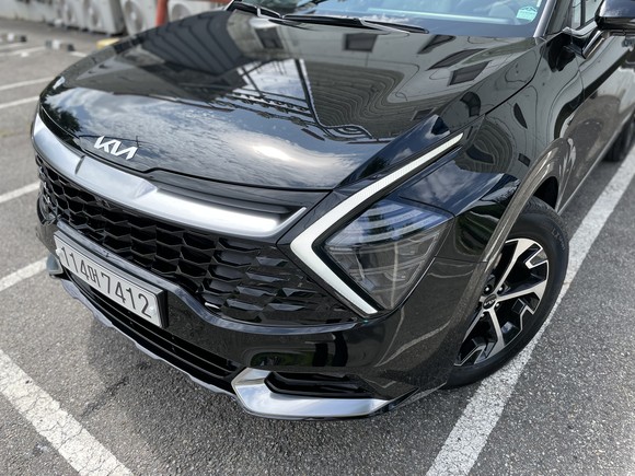 블랙 컬러의 테크니컬 패턴을 적용한 타이거 노즈 대형 라디에이터 그릴과 날렵한 LED 헤드램프. = 노병우 기자