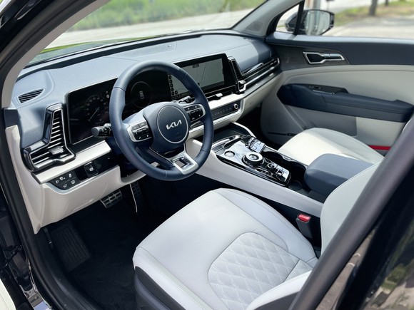 실내는 사용자 중심의 설계에 최첨단 사양과 독창적인 디자인 요소들을 가미해 고급스럽고 개성 있는 공간으로 거듭났다. = 노병우 기자