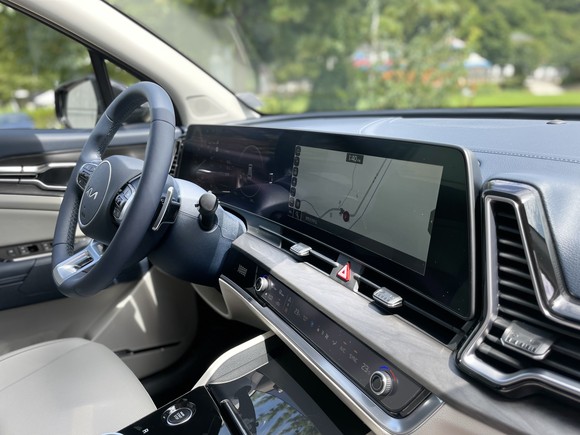 국내 준중형 SUV 최초로 적용된 12.3인치 계기반과 12.3인치 인포테인먼트 시스템 화면을 부드럽게 곡면으로 연결한 파노라믹 커브드 디스플레이. = 노병우 기자