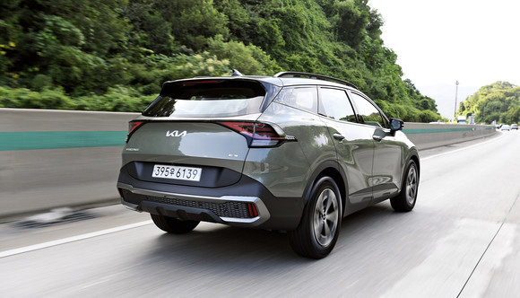 신형 스포티지는 사이드 미러의 접합부를 A 필러에서 도어로 내리고 계기반을 아래로 30㎜ 내려 운전자의 시야를 넓혀주고 우수한 개방감을 제공한다. ⓒ 기아