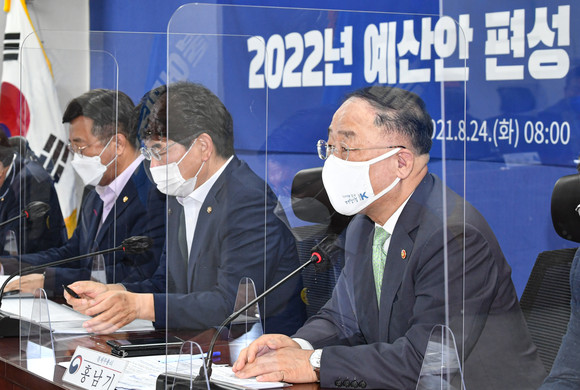 홍남기 경제부총리 겸 기획재정부 장관이 24일 서울 여의도 국회에서 열린 2022년 예산안 편성 및 추석 민생대책 당정 협의에서 인사말을 하고 있다. ⓒ 연합뉴스