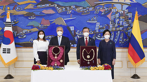 문 대통령과 두케 콜롬비아 대통령이 각국의 최고 의미를 가진 훈장을 교환했다. ⓒ 청와대