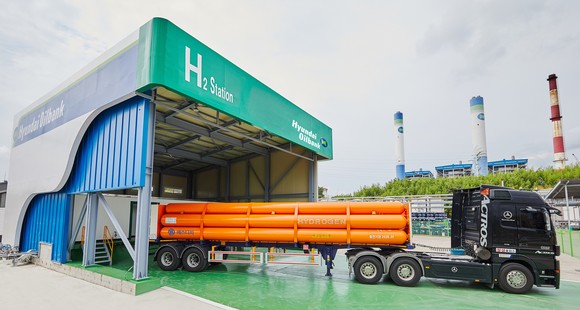충남 서산시 현대오일뱅크 대산공장 내 고순도 수소 정제 설비에서 수소 트레일러를 충전하고 있다. ⓒ 현대오일뱅크