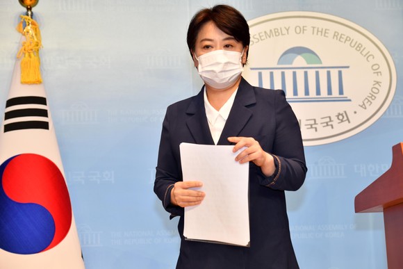 윤희숙 국민의힘 의원이 27일 오후 서울 여의도 국회 소통관에서 부친의 땅투기 의혹 관련 기자회견을 한 뒤 소통관을 나서고 있다. ⓒ 연합뉴스