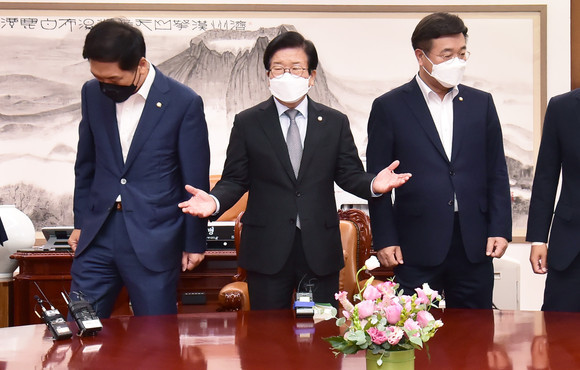박병석 국회의장과 윤호중 더불어민주당 원내대표, 김기현 국민의힘 원내대표 등 여야 원내지도부가 지난 25일 서울 여의도 국회 의장실에서 언론중재법 개정안 등 본회의 일정 논의를 위한 회동을 갖고 있다. ⓒ 연합뉴스