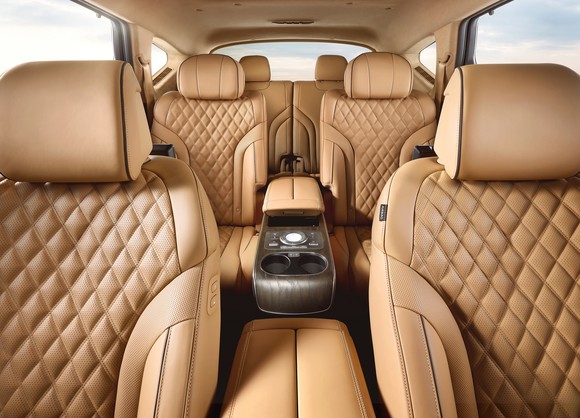 2022 GV80는 기존 5인승과 7인승 모델에서 2열 독립시트가 적용된 6인승 모델을 추가해 후석 고급감을 강화했다. ⓒ 제네시스 브랜드